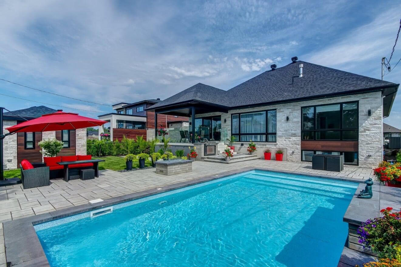 Conseils pour intégrer des éléments paysagers autour de votre piscine